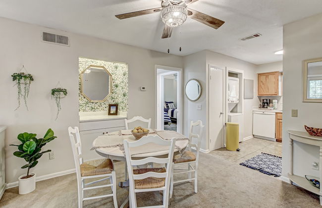 Secluded Condo with Peaceful Wooded Views and Easy Access to the Beach by RedAwning - Foto 24