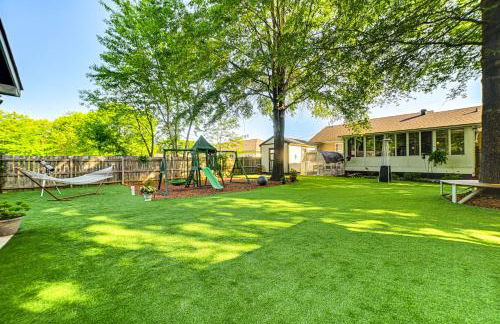 Home with Hot Tub, Playset and Grills in Clarksville! - Foto 24