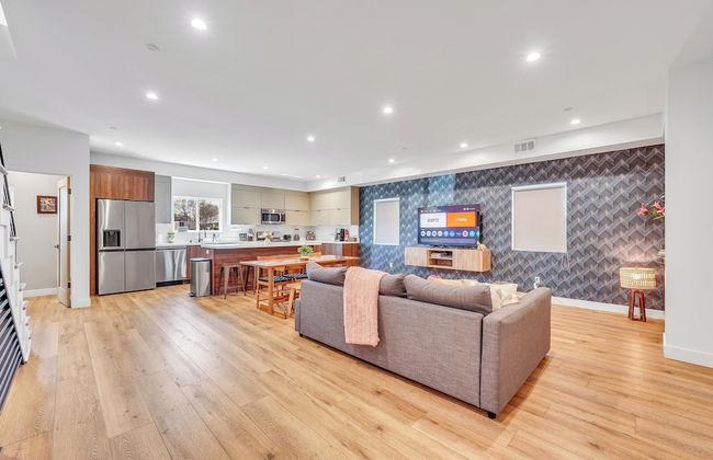 Luxurious Townhome - Photo 20