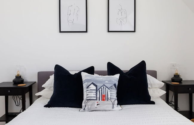 Gorgeous Home for 12 - Walk to Beach - Sea View - Photo 22