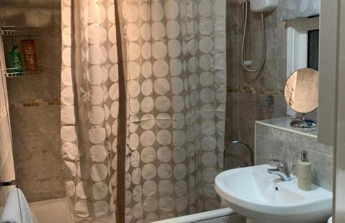 2-Bed House Sleeps 4 - Enclosed Garden - Tv & WiFi - Photo 14