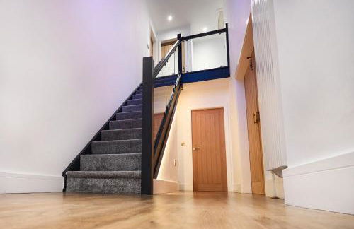 Chic Family Home with Garden Fire Pit & Event Space, Hot Tub - Foto 7