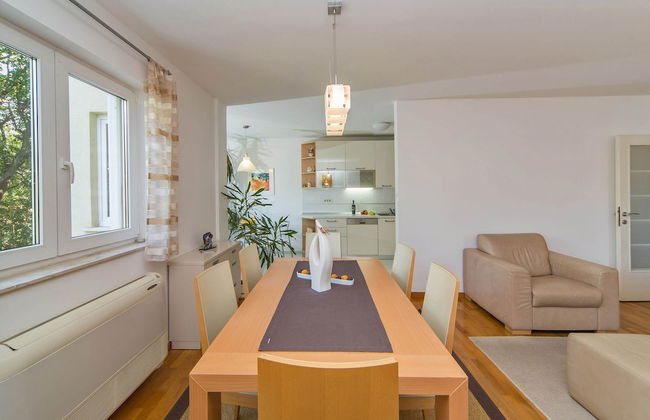 Spacious and Modern 1st Floor Apartment With Private Garage, Wi-fi - Foto 1