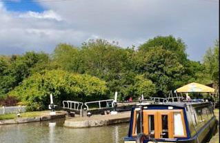 Chic, immaculate Warwick apartment sleeps 4,2 bathrooms, free private parking, easy walk to Warwick, canal-side pub on doorstep - perfect for family breaks, the races or work stays - Foto 13