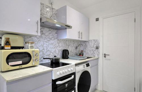 Uxbridge Studio – Private Driveway Parking - Foto 5