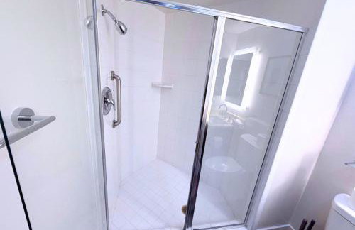 Stylish 2 Bed 2.5 Bath Condo Near Beverly Hills. - Photo 11