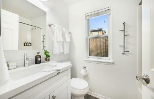 Rare 2BR Modern Urban Escape Free Parking - Foto 31