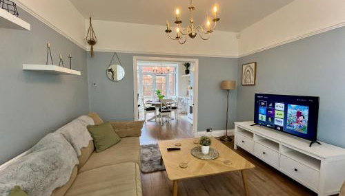 Stylish 3-bed home in Prestwich with free parking - Foto 4