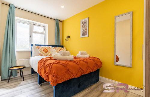 4-BR Hayes Home, Guests 8 - Ideal for Long term stays, Fast unlimited Wi-Fi - Foto 10