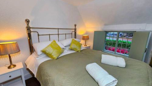 Swan Cottage 2-Bedroom-Netflix-Parking-Nature-Canal - Photo 4, towels