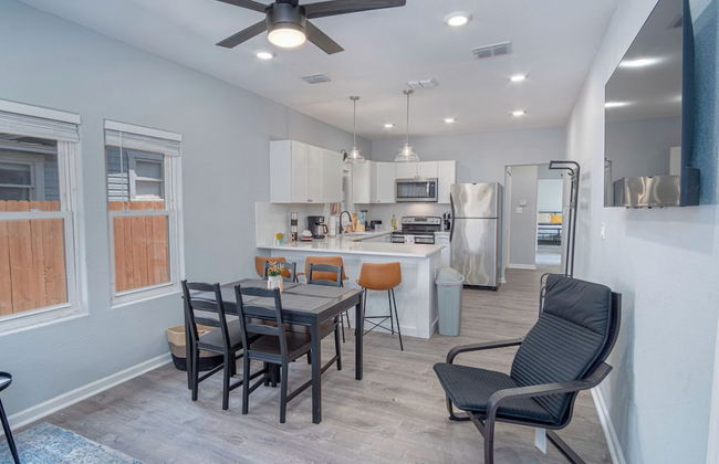 Delightfully Renovated 4 Br/2 BA Near DT Riverwalk - Foto 12