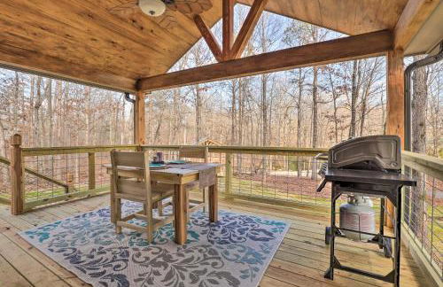 Creek-View Getaway with Deck, Yard, and Fire Pit! - Foto 17