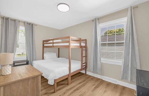 3BR Elam Retreat • Work & Rest - Photo 3