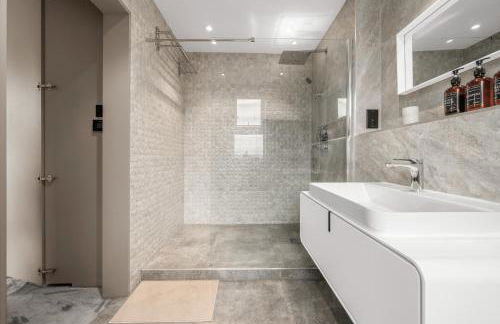 West Didsbury Retreat l Cinema l Sleeps 8 - Photo 23