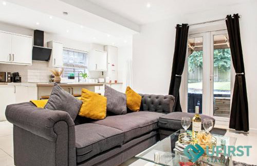 Delightful 3BR Home - Hot Tub - Near Castle, QMC - City Centre & Trent Bridge - Free WiFi & Parking - Sleeps 6 - Foto 1