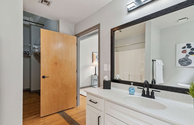 Spacious 2BR Downtown Retreat - Photo 50