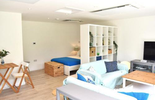 Open Plan Dog Friendly Annexe Sleeping 2 I Near Local Beaches & Chichester with FREE Parking - Foto 12