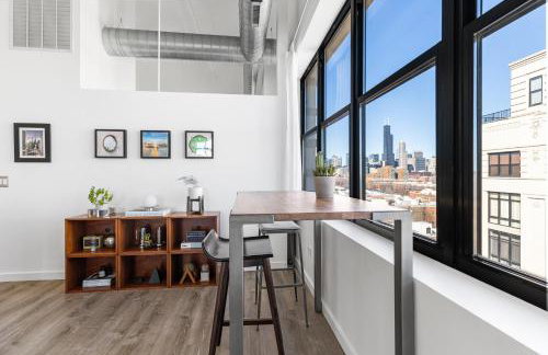 Modern Historic Loft 19ft Ceilings, Gym, Heated Parking, Skyline Views, Balcony - Foto 45