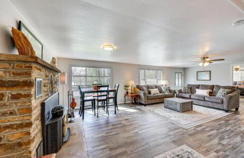 New Blaine Getaway - Walk to Lake Dardanelle! - Foto 3