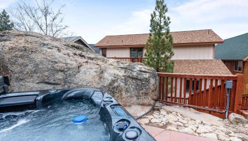 Boulder Bay Chalet Lakefront - Elegantly decorated with Hot Tub and Game Room! - Foto 1