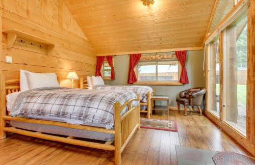 Creekside Silver Gate Getaway with Fireplace! - Foto 16