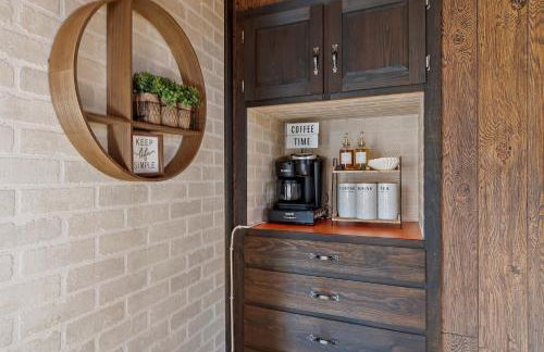 NEW! Woodland Retreat - Hot tub Game Room Firepit - Foto 27