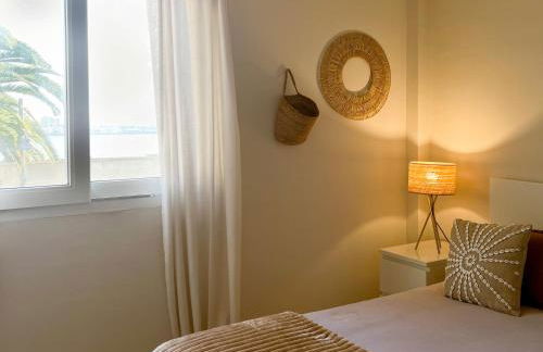 Beachfront, Sea views, Terrace and Parking! - Foto 18