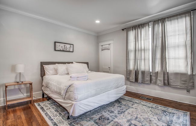 The Rolling Stone Near Downtown - Photo 3