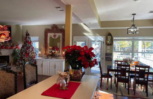 Massive lakefront home with HOT TUB - Foto 12