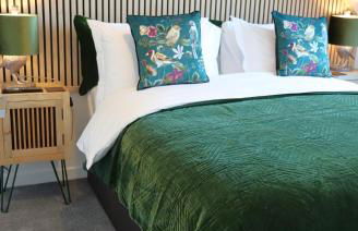 THE HIDEAWAY - LUXURY SELF CATERING COASTAL APARTMENT with PRIVATE ENTRANCE & KEY BOX ENTRY JUST A FEW MINUTES WALK TO THE BEACH, SOLENT WAY WALK, SHOPS and many EATERIES & BARS - FREE OFF ROAD PARKING,FULL KITCHEN, LOUNGE,BEDROOM , BATHROOM & WI-FI - Foto 18
