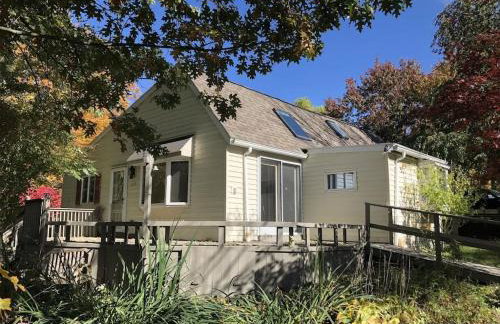 The Sunflower - Hot Tub Hideaway on 13 Wooded Acres - Fire Pit - Lake View - Near Keuka & Seneca Lake - Pet-Friendly - Foto 1