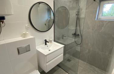 Dom z pięknymi widokami na jezioro ryńskie ilasy. - Foto 9