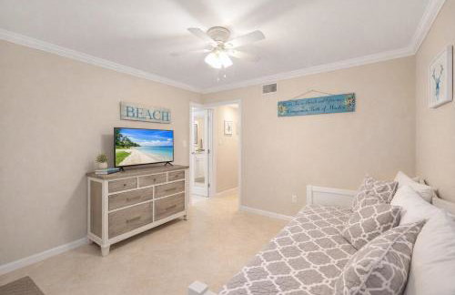 Waterfront Island Oasis! Heated Pool with Stunning View & 2 Full Bath - Foto 21