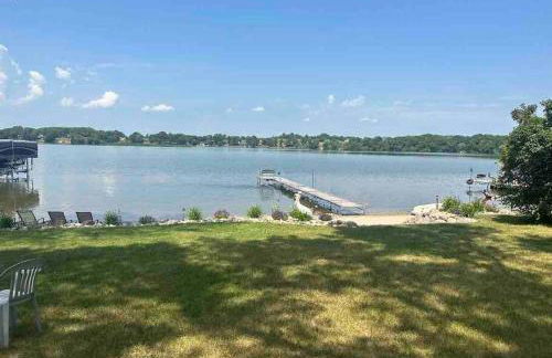 Lake Cabin; Renovated, Flat Lot, Dock, Sandy Beach, Many Games and Lake Toys! - Foto 13