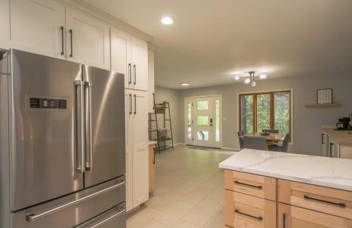 Mountain View 3BR with Sunroom, Close to Ski and Trails - Foto 12