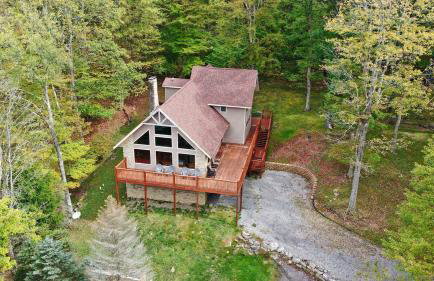 Luxury Lakeside Mountain Escape with Wraparound Deck Near Terra Alta, West Virginia - Foto 1