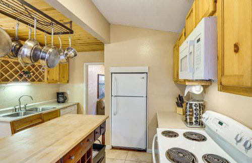 4 Mi to Rainbow Lake! Cozy Forest-View Gem with Deck - Foto 12