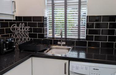 3 Bed City Home - South Facing Patio - 4-5 Beds - Foto 8