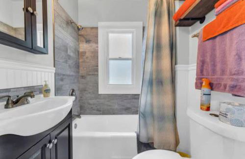 Bright 2BR South Hills - Old Brooklyn Home - Foto 7