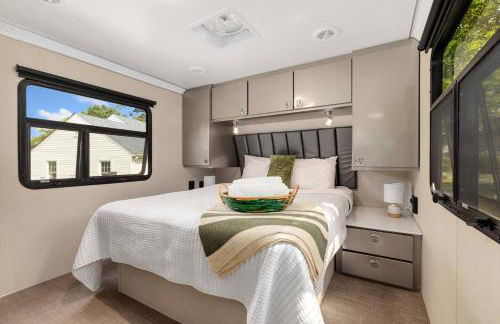 Waterfront Getaway, Dock Your Boat & Play! - Foto 1