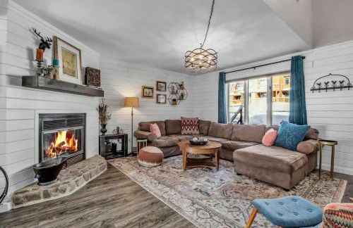 Modern Townhome with Decks Fireplace & Mountain Views - Foto 1