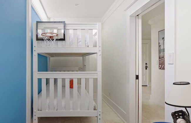 Luxe Villa Near Beach, Pool + Hottub, Chef's Kitchen Woodward Way by Avantstay - Foto 15