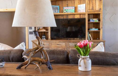 MAJESTIC VIEWS FAMILY LODGE with Large Deck - Photo 25