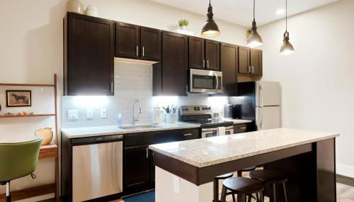 Unbeatable Location Golden Condo - Walk Everywhere - Photo 4