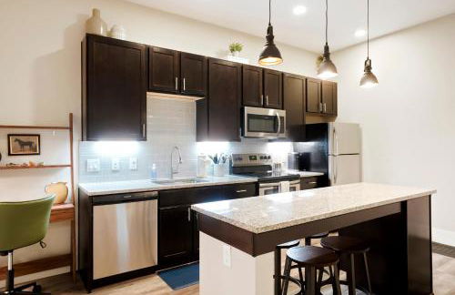 Unbeatable Location Golden Condo - Walk Everywhere - Photo 4