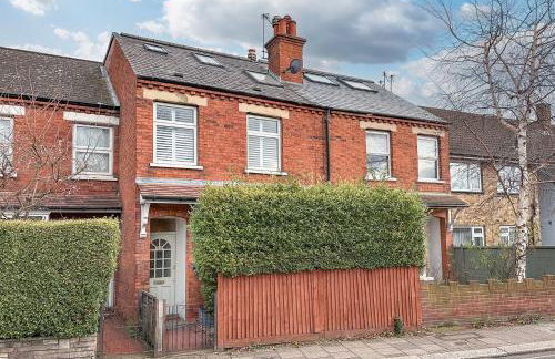 Stylish 3-Bed House in Brentford near Richmond - Foto 1