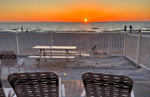 Beautiful Sunsets just Steps from Beach with King Bed and Queen Sleeper Sofa - Foto 1