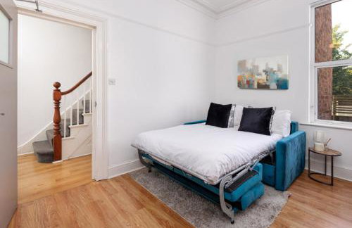 Flatzy - Sleeps 16 Near Football Ground & Ping Pong Table - Foto 42