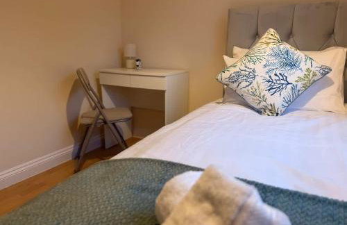 Ivy House - 3-Bed, Sleeps 4, Parking, WiFi, Contractors - Foto 13