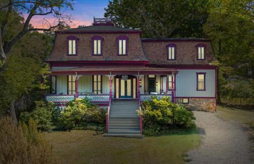 The Manor - Historic Mansion, Wifi, Covered Porch, Screen Porch, King Bed, Walk to Spas, Shops & Restaurants - Foto 1